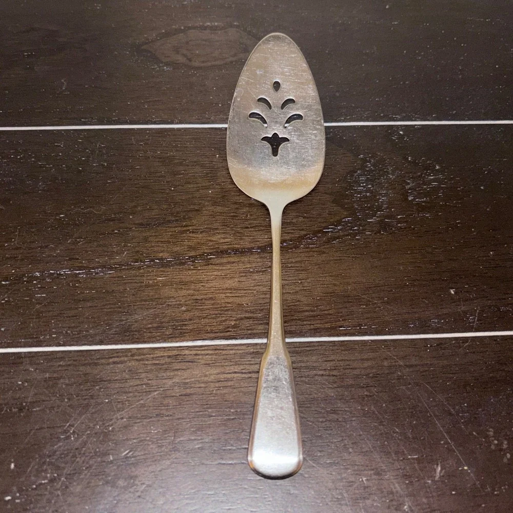Oneida Deluxe Independence | 1 Pierced Pie Server | 8.5